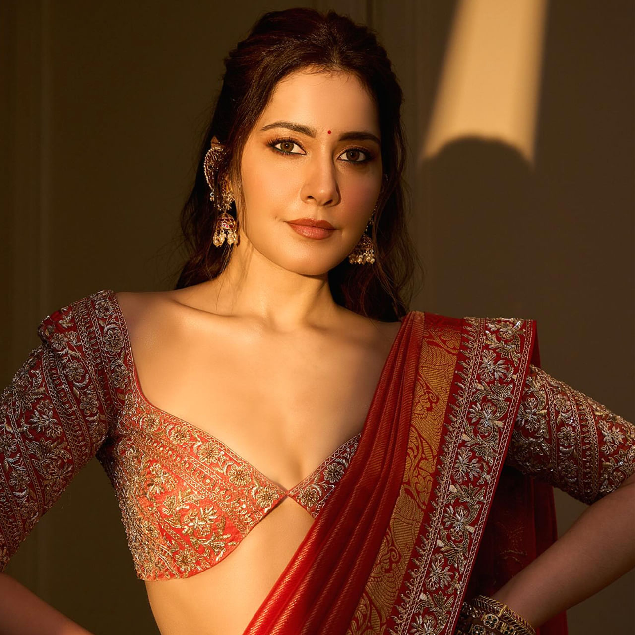 ఆదాల భామ రాశి ఖన్నా వరుస సినిమాలతో ఫుల్ బిజీగా ఉంది. హిట్లు, ఫ్లాప్స్ తో సంబంధం లేకుండా వరుసగా సినిమాలు చేస్తూ ప్రేక్షకులను మెప్పిస్తుంది. బడా సినిమాలకోసం ఎదురుచూడకుండా వచ్చిన అవకాశాలను సద్వినియోగం చేసుకుంటుంది