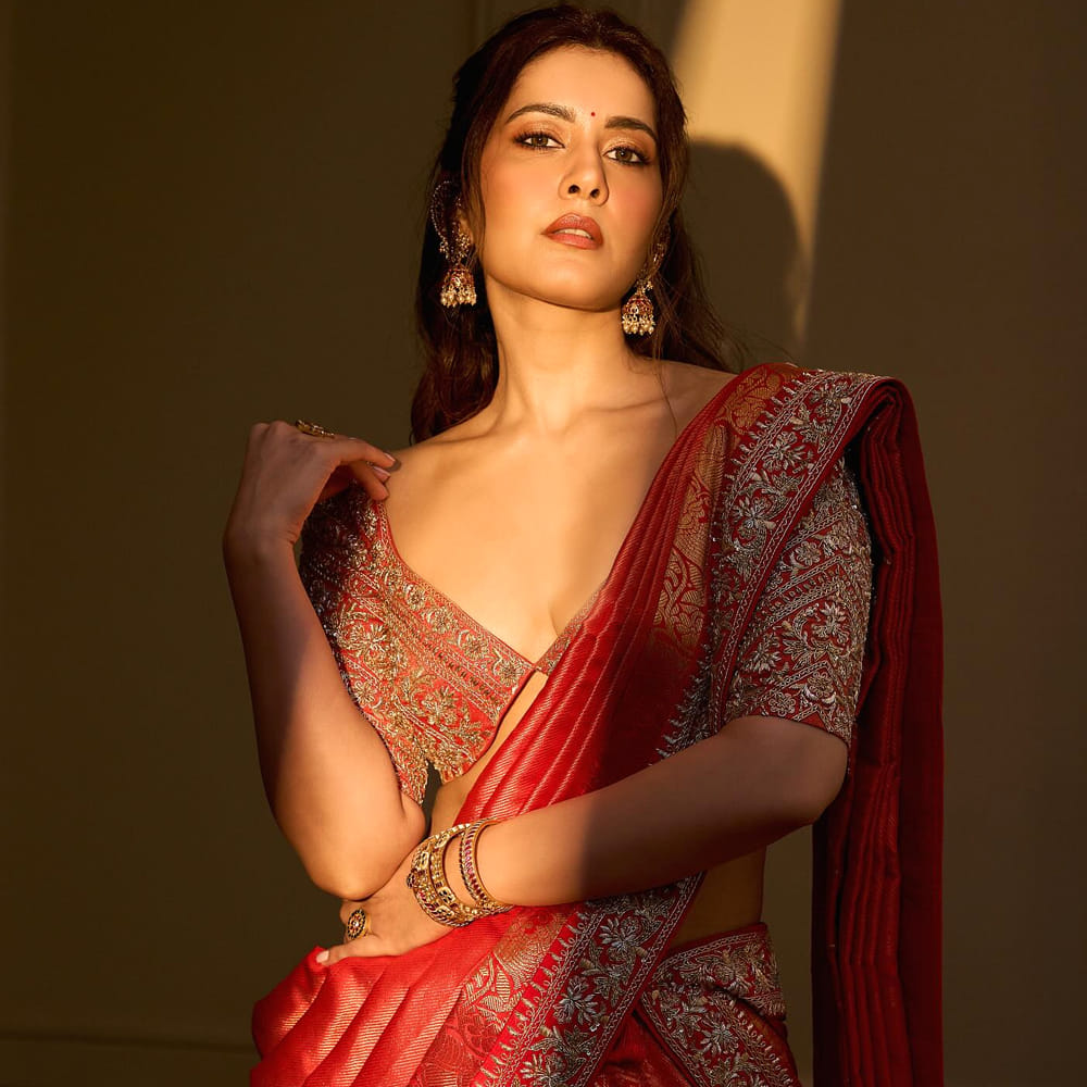 సిద్దూజొన్నలగడ్డ హీరోగా నటిస్తున్న తెలుసు కదా అనే సినిమాలో నటిస్తుంది. ఈమధ్య రాశి గ్లామర్ గేట్లు ఎత్తేసింది. తన వయ్యారాలతో ఓ రేంజ్ లో కవ్విస్తుంది. అయినా కూడా బడా సినిమాల్లో ఈ అమ్మడికి ఛాన్స్ లు రావడం లేదు. దాంతో ఫ్యాన్ కాస్త నిరాశపడుతున్నారు. 