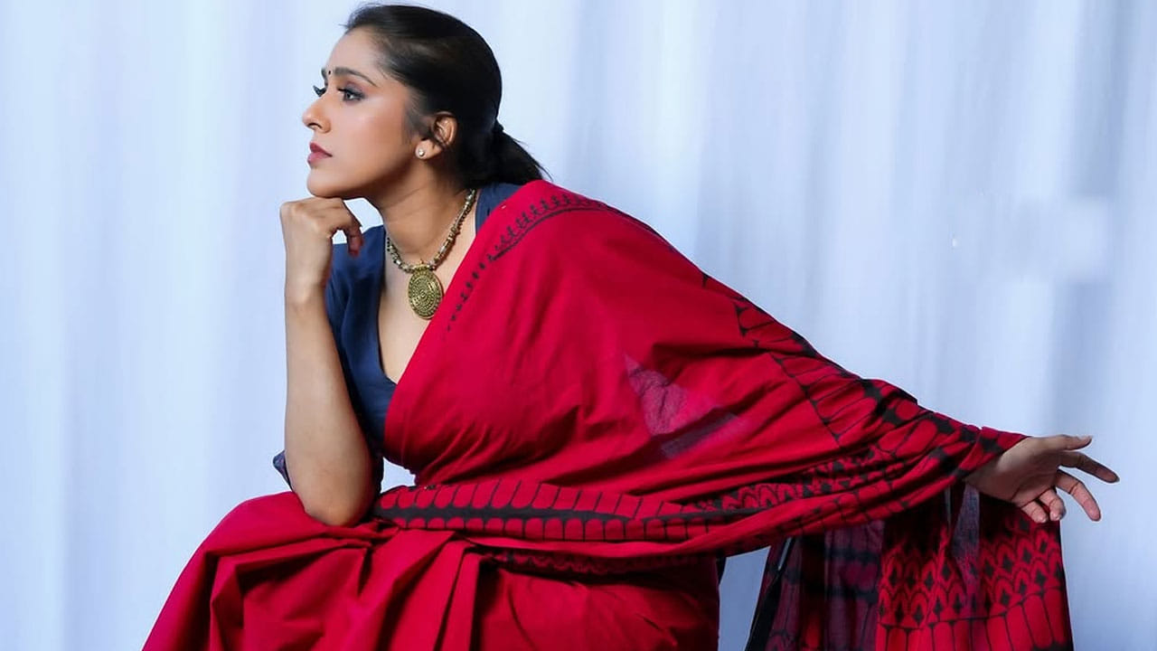 ఇక  ప్రస్తుతం రష్మీ శ్రీదేవి డ్రామా కంపెనీ, జబర్దస్త్, పలు షోలు చేస్తూ ఫుల్ బిజీ అయిపోయింది. అయితే ఈ ముద్దుగుమ్మ ఈ మధ్య వరస ఫొటో షూట్‌తో కుర్రకారుకు అందాల బాణాలు విసురుతుంది. తాజాగా ఈ బ్యూటీ పింక్ కలర్ శారీలో గ్లామర్ ట్రీట్ ఇచ్చింది.