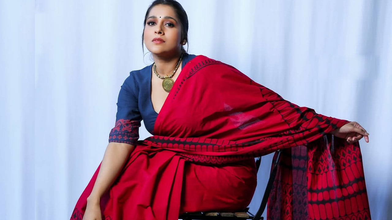 రెడ్ శారీ కట్టుకొని, సింపుల్ లుక్‌లో చూడటానికి చాలా అందంగా కనిపించింది ఈ ముద్దుగుమ్మ. ప్రస్తుతం ఈ ఫొటోస్ నెట్టింట తెగ వైరల్ అవుతున్నాయి.