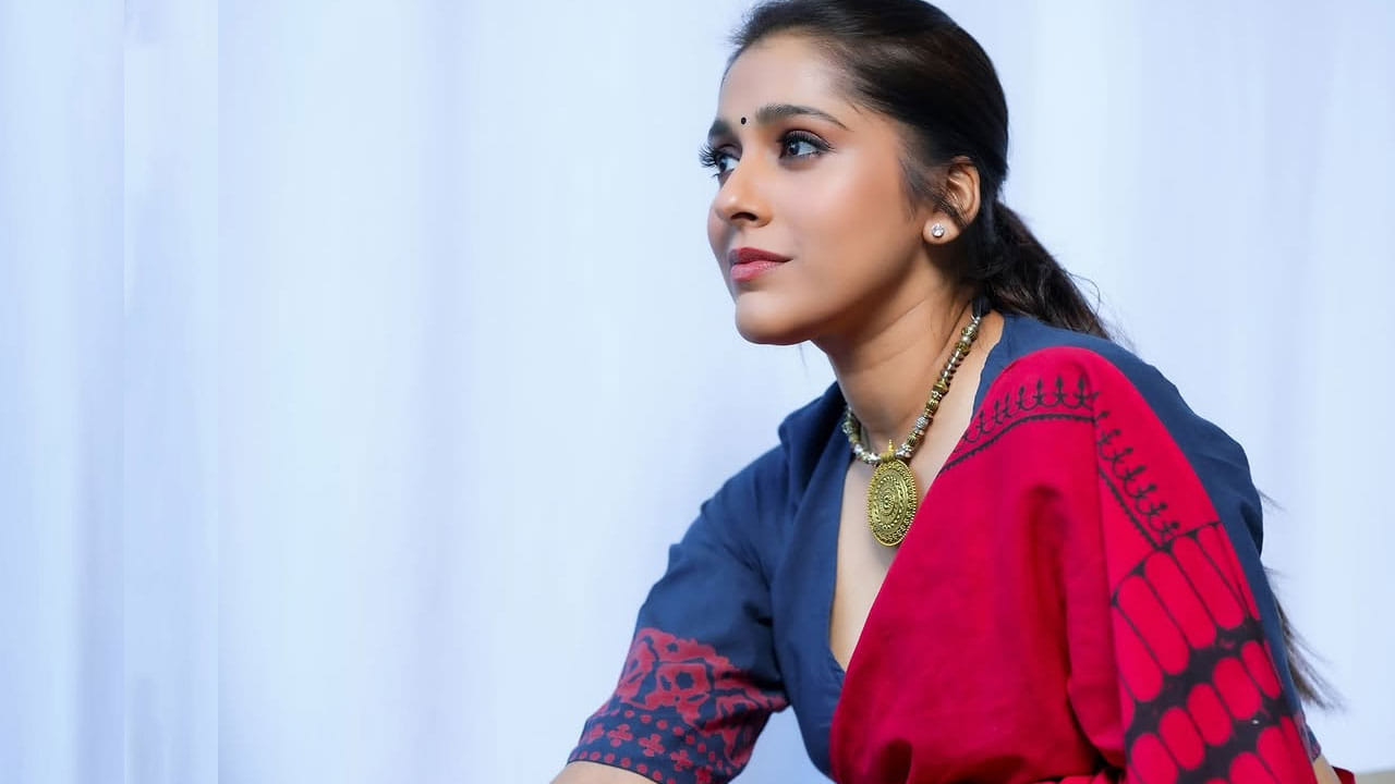 తర్వాత జబర్దస్త్‌లోకి యాంకర్‌గా ఎంట్రీ ఇచ్చి తన వాక్ చాతుర్యంతో అందరినీ ఆకట్టుకుంది. మరీ ముఖ్యంగా తన గ్లామర్‌తో కుర్రకారును అట్రాక్ట్ చేసింది ఈ ముద్దుగుమ్మ.