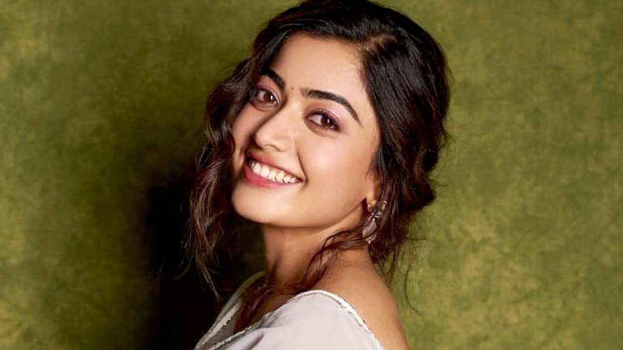 పూర్తిగా అదృష్టమని చెప్పాలా? లేకుంటే.. ఆమె కష్టానికి తగ్గ ప్రతి ఫలమనాలా.. రెండూ కలగలిసిన అరుదైన కలయిక అనాలా.. రష్మిక కెరీర్ని ఎలా డిఫైన్ చేయాలా అని ఆలోచిస్తున్నారు. అంచలంచెలుగా ఎదుగుతూ అందరినీ మెప్పిస్తున్నారు ఈ నేషనల్ క్రష్.