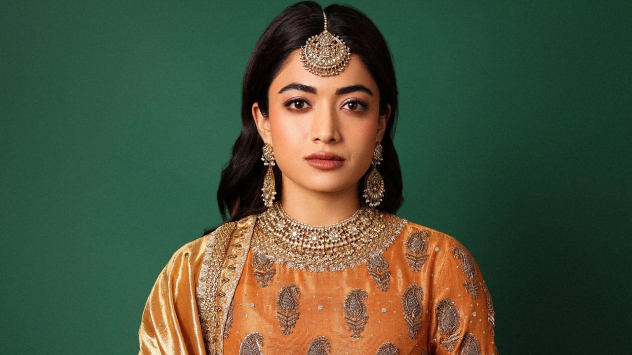 ఇప్పుడున్న సొసైటీలో సహ మానవాళి పట్ల దయ తగ్గిపోతోందన్నారు నటి రష్మిక. తాను అందరినీ ఒకేలా చూస్తానని చెప్పారు. అందరూ అలాగే ఉండాలని కోరారు. దయతో ఉండమంటూ సోషల్ మీడియాలో రాసుకొచ్చారు. అదే థీమ్తో ఉన్న టీషర్టుని ధరించిన ఫొటోను కూడా షేర్ చేశారు. కాలికి గాయం కావడంతో ప్రస్తుతం రెస్ట్ మోడ్లో ఉన్నారు నేషనల్ క్రష్.