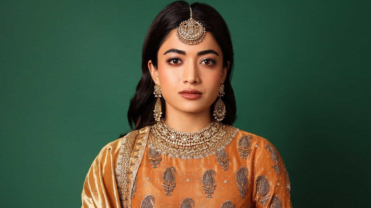ఇప్పుడున్న సొసైటీలో సహ మానవాళి పట్ల దయ తగ్గిపోతోందన్నారు నటి రష్మిక. తాను అందరినీ ఒకేలా చూస్తానని చెప్పారు. అందరూ అలాగే ఉండాలని కోరారు. దయతో ఉండమంటూ సోషల్ మీడియాలో రాసుకొచ్చారు. అదే థీమ్తో ఉన్న టీషర్టుని ధరించిన ఫొటోను కూడా షేర్ చేశారు. కాలికి గాయం కావడంతో ప్రస్తుతం రెస్ట్ మోడ్లో ఉన్నారు నేషనల్ క్రష్.