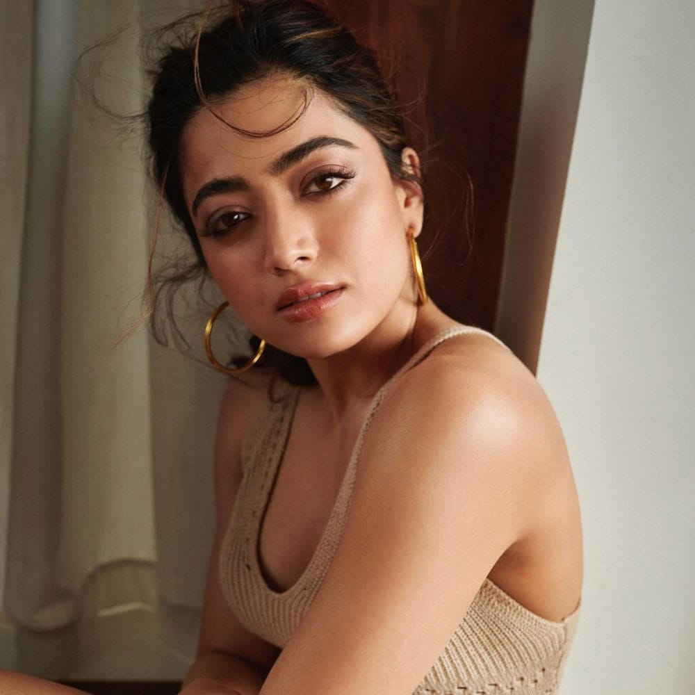 గుడ్ బై అంటూ ఫ్లాప్ సినిమాతో అక్కడ అడుగు పెట్టినా.. యానిమల్ తర్వాత రష్మిక రేంజ్ మారిపోయింది. నేషనల్ క్రష్ అయిపోయారు. తాజాగా ఛావాతో అమ్మడి స్థాయి మరింత పెరిగింది. 