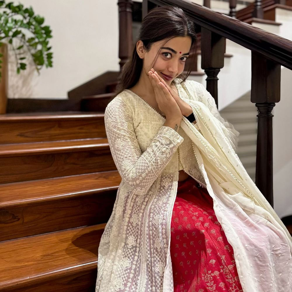 బాలీవుడ్‌లో పాగా వేయాలంటే గ్లామర్ షో చేయాలి.. ఇంటిమేట్ సీన్స్‌లో ఇబ్బంది పడకూడదు.. హాట్ సీన్స్‌కు నో చెప్పకూడదంటారు. కానీ రష్మిక మందన్న మాత్రం సింపుల్‌గా తన నటనతోనే పడేస్తున్నారు. 