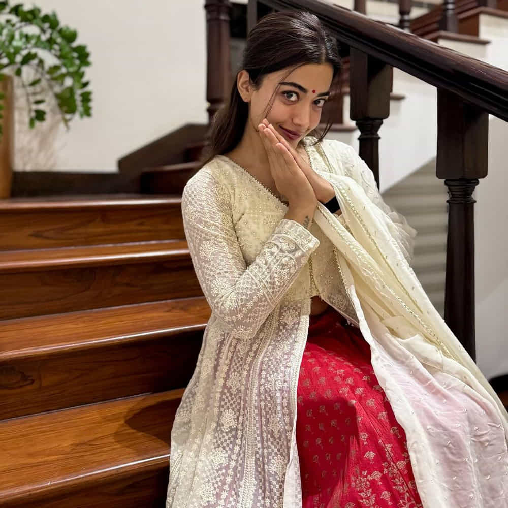 బాలీవుడ్లో పాగా వేయాలంటే గ్లామర్ షో చేయాలి.. ఇంటిమేట్ సీన్స్లో ఇబ్బంది పడకూడదు.. హాట్ సీన్స్కు నో చెప్పకూడదంటారు. కానీ రష్మిక మందన్న మాత్రం సింపుల్గా తన నటనతోనే పడేస్తున్నారు.