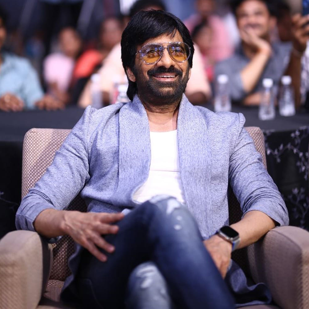 కానీ మధ్యలో రావణాసుర, టైగర్ నాగేశ్వరరావు అంటూ అనవసరపు ప్రయోగాలు చేసారు రవితేజ. తప్పు తెలుసుకుని.. హరీష్ శంకర్‌తో పక్కా మాస్ సినిమా చేయాలని మిస్టర్ బచ్చన్ చేసారు. కానీ అది కూడా అస్సలు వర్కవుట్ అవ్వలేదు. 
