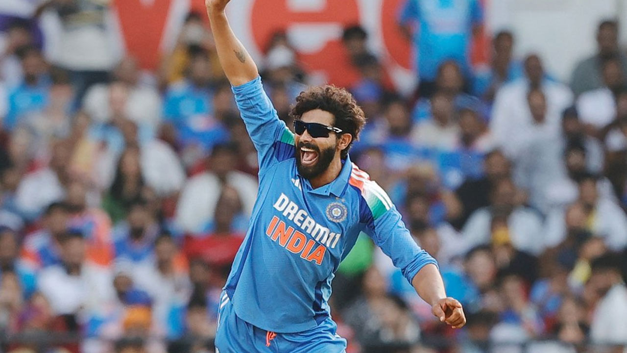 అంతర్జాతీయ క్రికెట్‌లో 600 కంటే ఎక్కువ వికెట్లు తీసిన భారత ఐదవ ఆటగాడు జడేజా. అంతర్జాతీయ క్రికెట్‌లో భారతదేశం తరపున అత్యధిక వికెట్లు (953) అనిల్ కుంబ్లే ఖాతాలో ఉన్నాయి. అశ్విన్ 765 వికెట్లు, హర్భజన్ 707 వికెట్లు పడగొట్టారు. కపిల్ దేవ్ 687 అంతర్జాతీయ వికెట్లు పడగొట్టాడు.