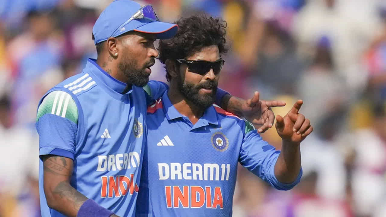 ఇంగ్లాండ్ పై మూడు వికెట్లు తీసిన తర్వాత రవీంద్ర జడేజా భారత్-ఇంగ్లాండ్ వన్డేల్లో అత్యధిక వికెట్లు తీసిన బౌలర్గా నిలిచాడు. అతను మొత్తం 40 వికెట్లు తీసిన జేమ్స్ ఆండర్సన్ను అధిగమించాడు. జడేజా ఇప్పుడు భారత్-ఇంగ్లాండ్ వన్డే మ్యాచ్లలో 41 వికెట్లు పడగొట్టాడు. ఇది మాత్రమే కాదు, జడేజా అంతర్జాతీయ క్రికెట్లో తన 600 వికెట్లను కూడా పూర్తి చేశాడు.