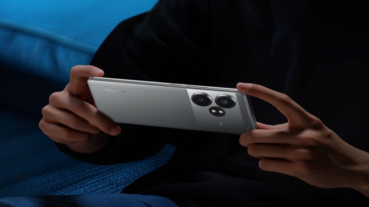 రియల్‌ మీ జీటీ 6టీ  ఫోన్ 8జీబీ+128 జీబీ మోడల్ ధర రూ. 29,440గా ఉంది. ఈ ఫోన్ నెక్స్ట్ ఏఐ ఫీచర్లతో ఆకట్టుకుంటుంది. ఈ ఫోన్ బ్యాక్ గ్రౌండ్ వర్క్ చాలా పర్‌ఫెక్ట్‌గా చేస్తుంది. ఏఐ ప్రొటెక్షన్ డిస్‌ప్లే, పార్టీ ట్రిక్స్ (ఎయిర్ గెస్టర్స్) వంటి ఫీచర్లు ఆకర్షిస్తాయి. 
