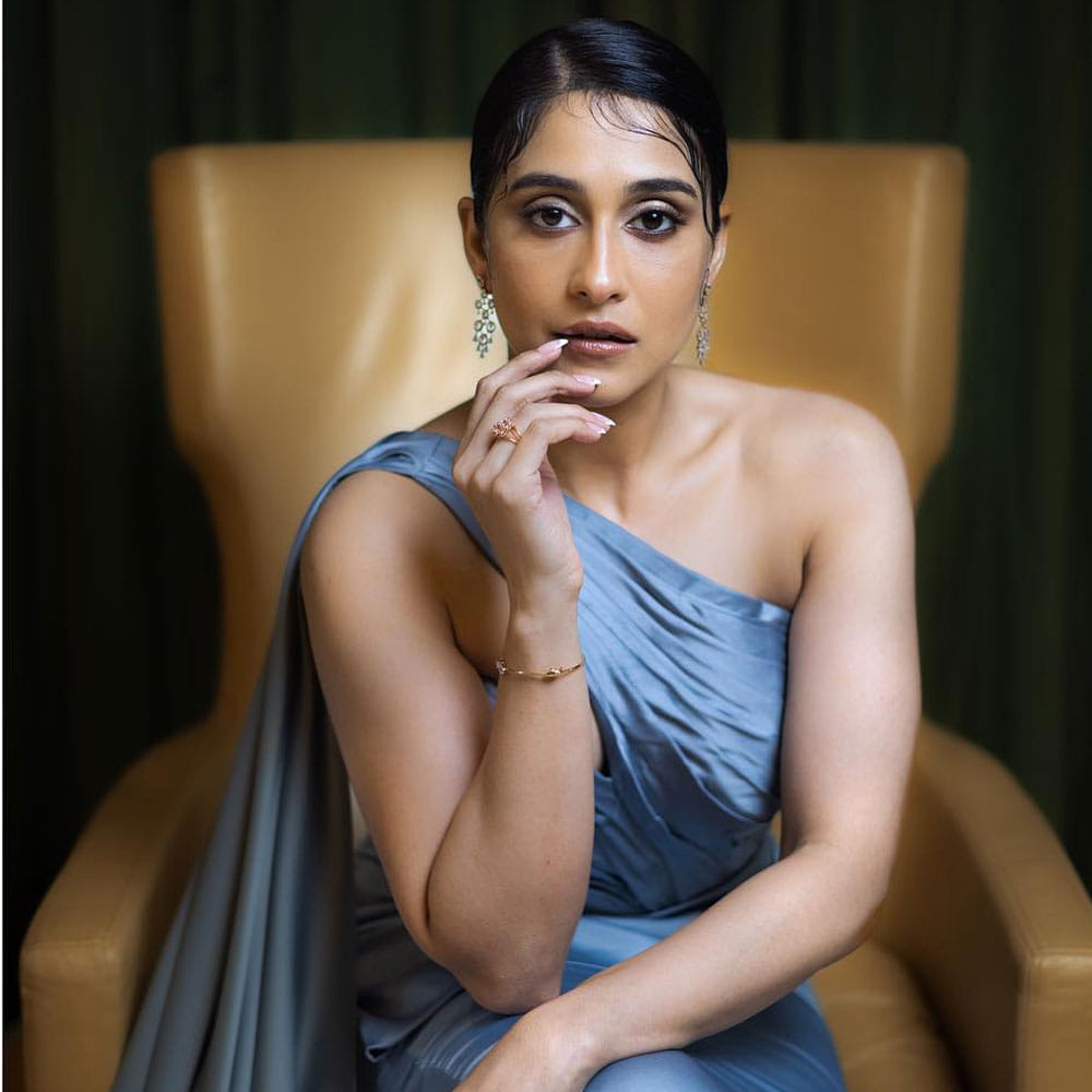 తాజాగా ఓ ఇంటర్వ్యూలో మాట్లాడిన రెజీనా.. బాలీవుడ్ ఇండస్ట్రీలో సౌత్ హీరోయిన్స్ కొనసాగడం కష్టమన్నారు. భాష రాకపోవడం వల్ల తాను ఎన్నో ఆఫర్స్ కోల్పోయినట్లుగా చెప్పుకొచ్చింది. తాను 9 ఏళ్ల వయసులోనే నటించడం ప్రారంభించినట్లు తెలిపింది. 