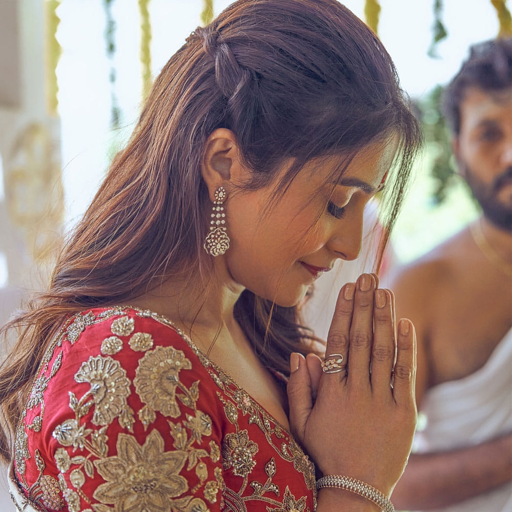 సినీరంగంలోకి అడుగుపెట్టిన 14 ఏళ్ల తర్వాత బాలీవుడ్ ఇండస్ట్రీలోకి అడుగుపెట్టింది. ప్రస్తుతం హిందీలో రెండు సినిమాల్లో నటిస్తున్న ఈ అమ్మడు.. ఒకప్పుడు తెలుగులో మాత్రం క్రేజీ హీరోయిన్. యంగ్ హీరోలు అందరి సరసన నటించింది. తనే రెజీనా కసాండ్రా. 