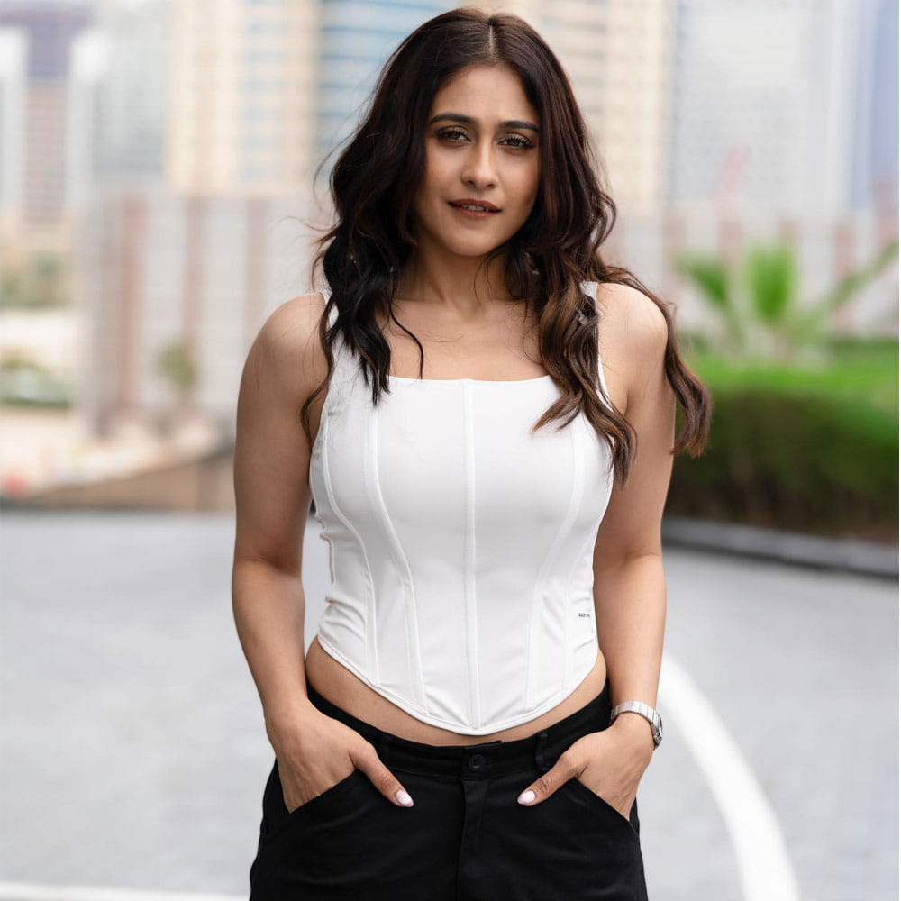 దక్షిణాదిలో ఈ విషయాన్ని పట్టించుకోరని.. ఏ భాషకు చెందినవారినైనా ఎంపిక చేసుకుంటారని తెలిపింది. తాను హిందీ సరిగ్గా మాట్లాడలేకపోయినందుకు ఎన్నో అవకాశాలు కోల్పోయానని చెప్పుకొచ్చింది. 