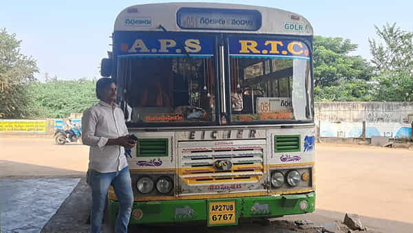 బస్సులో ముగ్గురు మహిళలు మాటలు కలిపారు.. స్టాప్లో దిగుతుండగా బ్యాగ్ చూసి బిత్తరపోయింది