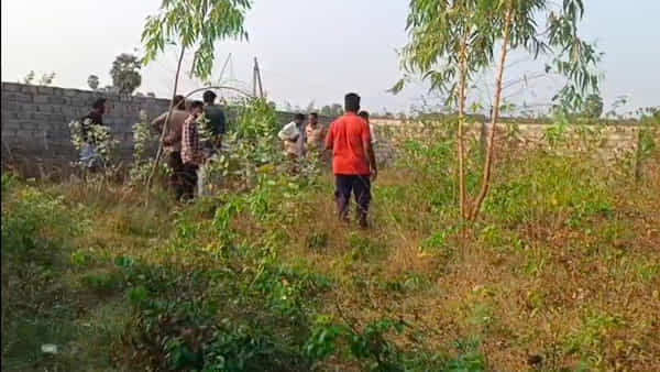 Vizag: నిర్మానుష్య లేఅవుట్లో సగం కాలిన ఆకారం.. ఏంటని వెళ్లి చూడగా గుండె గుభేల్