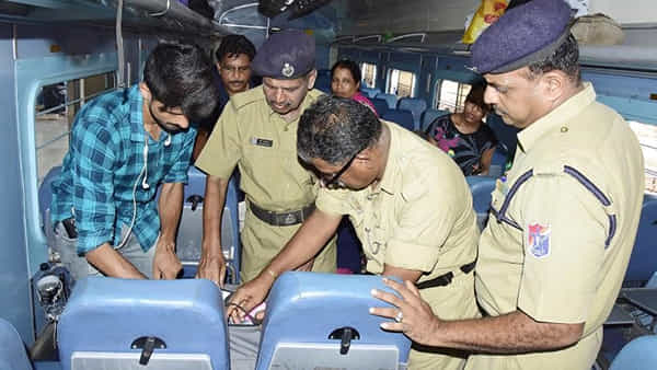 Viral: ట్రైన్లోని జనరల్ భోగీలో అనుమానాస్పదంగా రెండు బ్యాగులు.. తెరిచి చూడగా