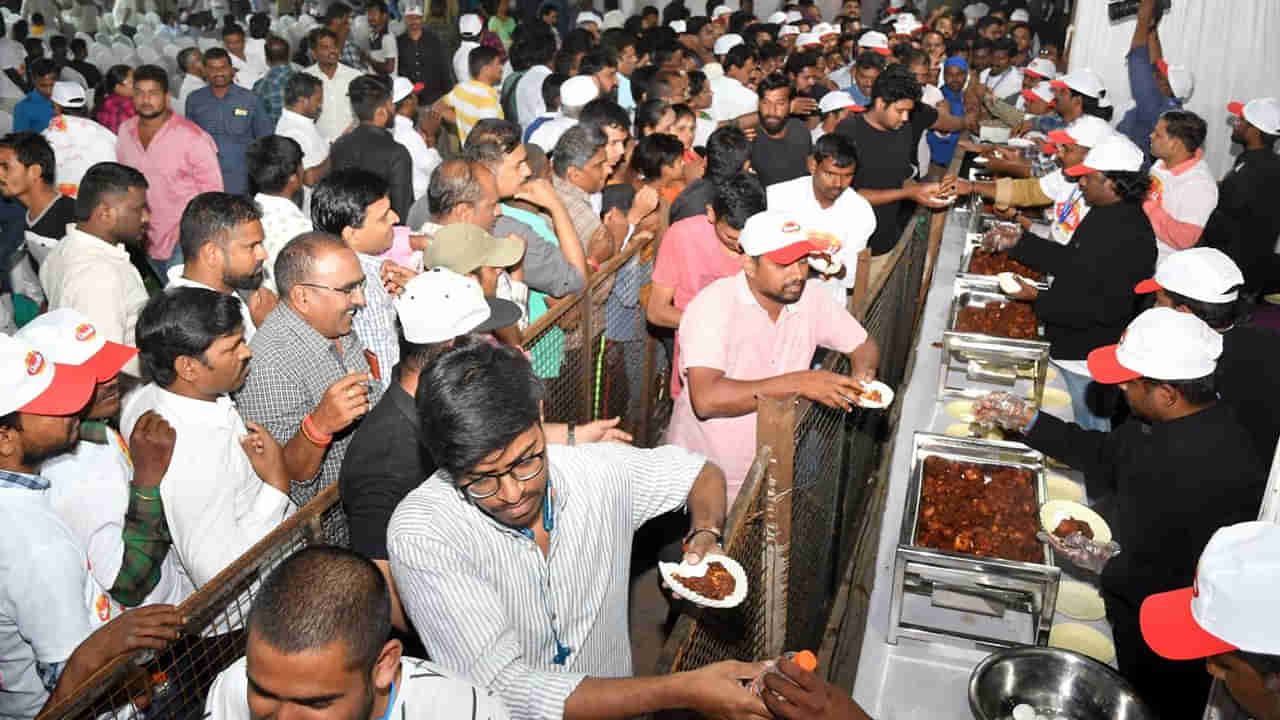 Telangana: బంపర్ ఆఫర్.! ఫ్రీగా చికెన్, గుడ్లు.. బారులు తీరిన జనం.. ఎక్కడో తెల్సా..