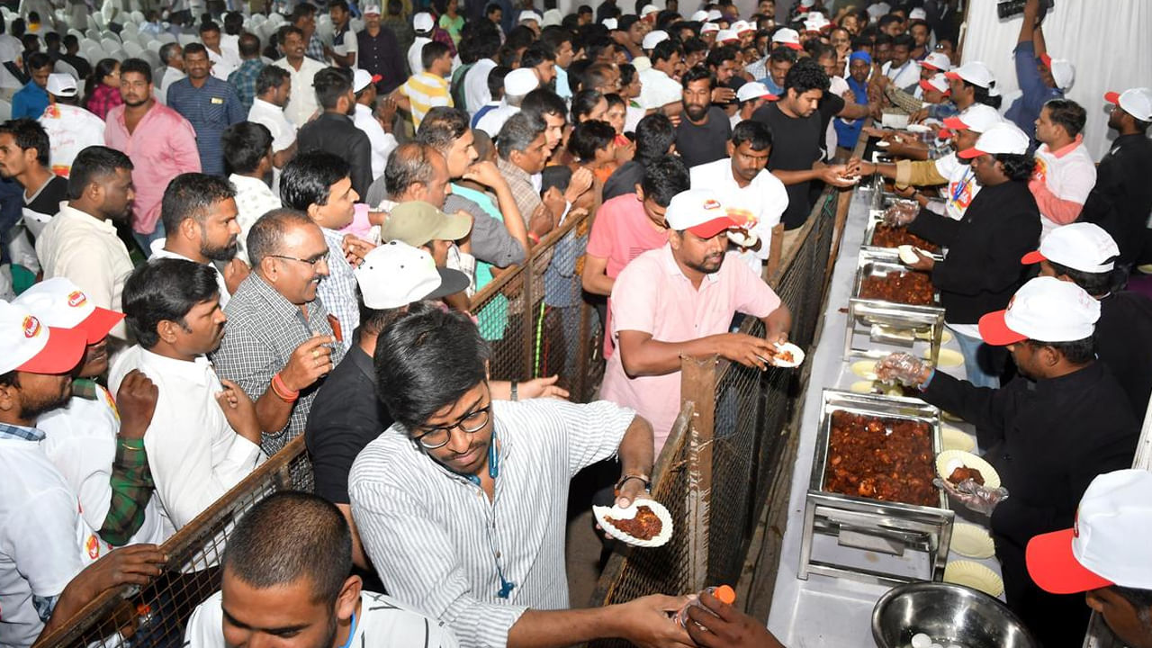 Telangana: బంపర్ ఆఫర్.! ఫ్రీగా చికెన్, గుడ్లు.. బారులు తీరిన జనం.. ఎక్కడో తెల్సా..