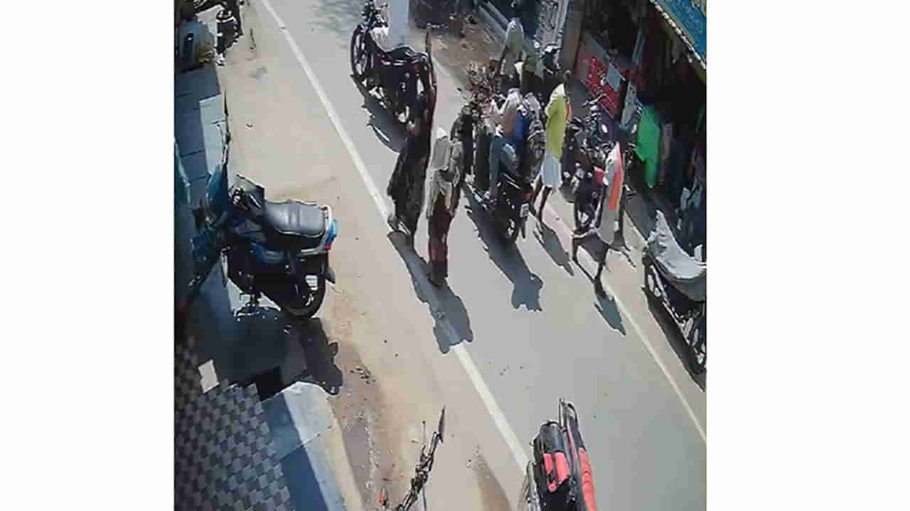 AP News: ఎరక్కపోయి వచ్చి ఇరుక్కుపోయారు.. మహిళలకు రెడ్ హ్యాండెడ్గా..