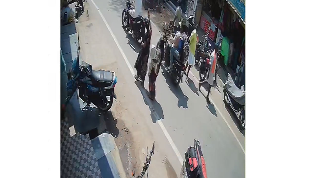 AP News: ఎరక్కపోయి వచ్చి ఇరుక్కుపోయారు.. మహిళలకు రెడ్ హ్యాండెడ్గా..