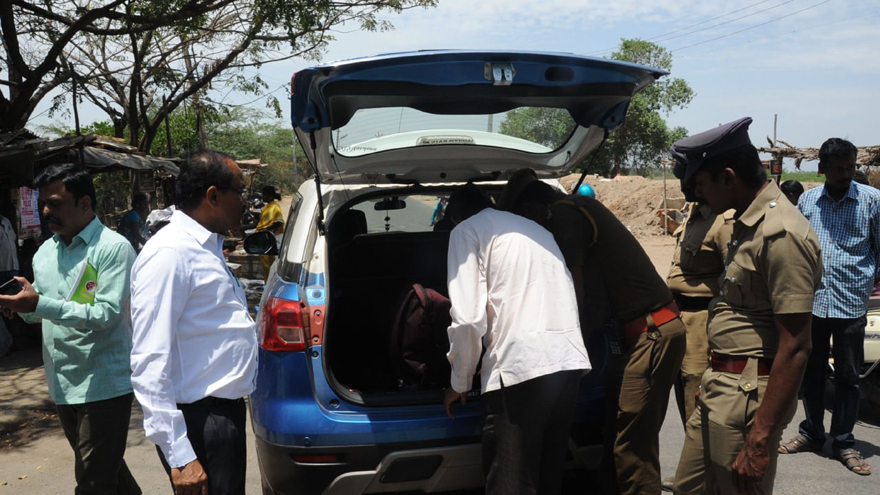 Telangana: కారు వదిలేసి డ్రైవర్ పరుగో పరుగు.. అనుమానమొచ్చి చెక్ చేయగా..