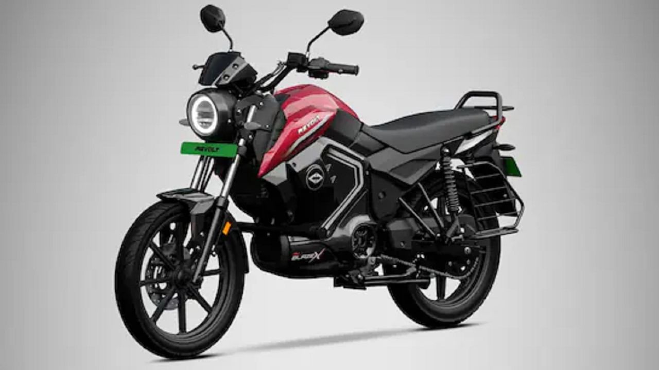 ఆర్‌వీ బ్లేజ్ఎక్స్ స్టెర్లింగ్ సిల్వర్ బ్లాక్, ఎక్లిప్స్ రెడ్ బ్లాక్ రంగుల్లో కొనుగోలుకు అందుబాటులో ఉంటుంది. ఈ బైక్‌కు సీటు కింద ఛార్జింగ్ కంపార్ట్మెంట్ ఉంటుంది. 