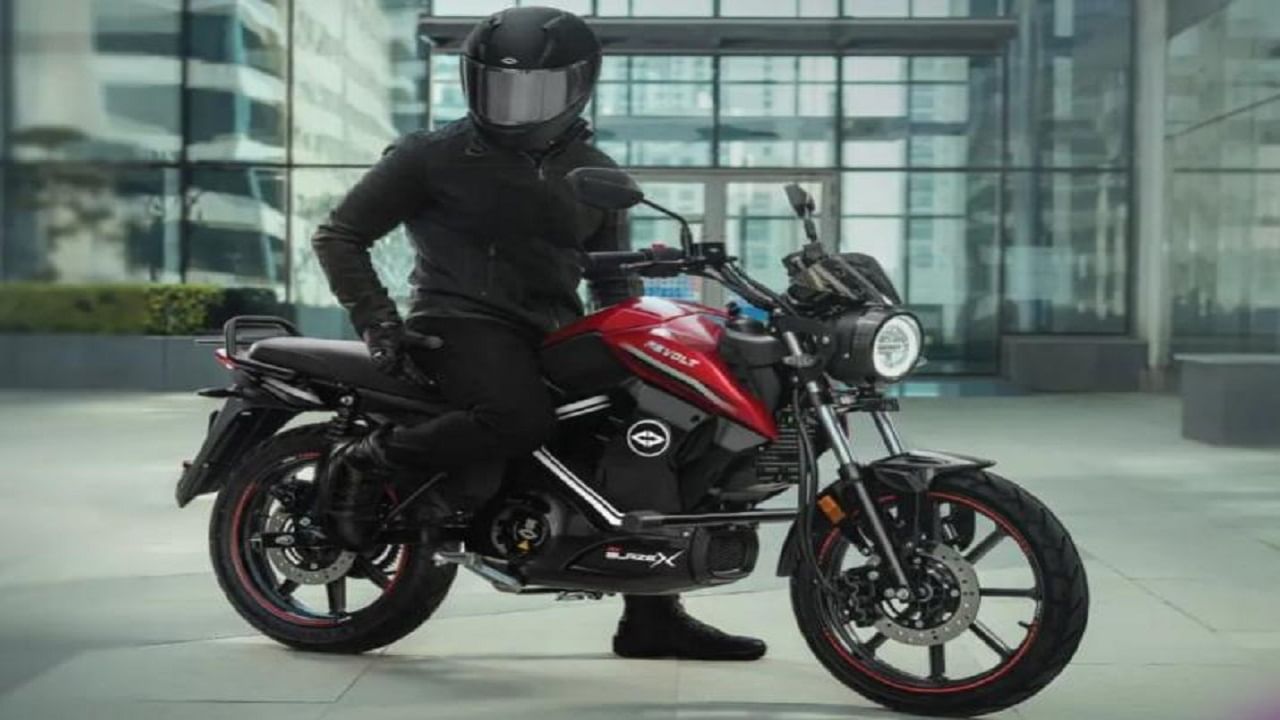 రివోల్ట్ ఆర్‌వీ బ్లేజ్ఎక్స్ 4 కేడబ్ల్యూ పీక్ పవర్ మోటార్‌తో వస్తుంది. అందువల్ల ఈ బైక్ గంటకు 85 కి.మీ. గరిష్ట వేగాన్ని అందిస్తుంది. అలాగే ఓ సారి ఛార్జ్ చేస్తే 150 కి.మీ. పరిధిని అందిస్తుంది. ఈ బైక్‌ను కేవలం 80 నిమిషాల్లో 80 శాతం మేర చార్జింగ్ చేయవచ్చు. 
