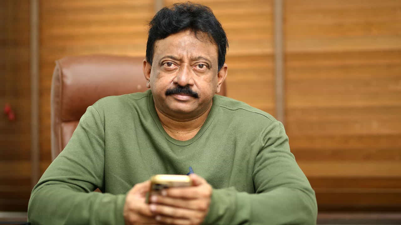 మామూలుగా అయితే వర్మఎవ్వరి మాటా వినడు.. నచ్చిందే చేస్తుంటాడు. కానీ నేనలా కాదండీ.. ఇప్పుడు మారానండీ అంటూ ఈ మధ్యే ట్వీటేసారు వర్మ. ఇకపై చూస్తారుగా ఈ RGV ఆడించే ఆట అంటూ రజినీ రేంజ్లో చెప్పిన వర్మ.. ఇప్పుడు ఆ ఇచ్చిన మాటను నిలబెట్టుకునే పనిలో బిజీ అయ్యారు.