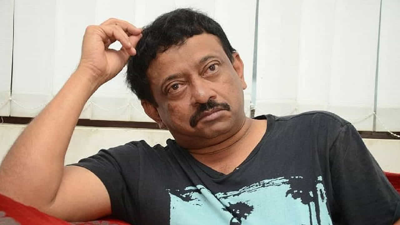 కానీ అలాంటిదేం లేదని.. ఈ సిండికేట్ న్యూస్ అంతా కేవలం అబద్ధమే అంటూ కొట్టి పారేసారు వర్మ. న్యూస్ రాగానే నో చెప్పకుండా.. మ్యాటర్ ప్యాన్ ఇండియన్ స్థాయిలో వైరల్ అయ్యాక ఖండించారు వర్మ. అట్లుంటది వర్మతో మరి..!