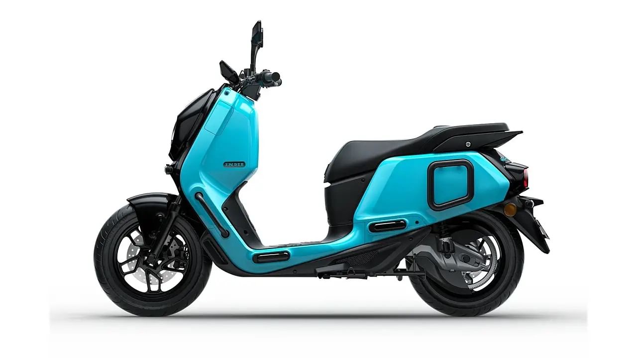 స్కూటర్ల ఎస్‌యూవీ పేర్కొనే రివర్ ఇండీ 43 లీటర్ల బూట్ స్పేస్‌తో వస్తుంది. 12 లీటర్ల ఫ్రంట్ గ్లోవ్‌బాక్స్‌తో ఆకట్టుకుంటుంది. 6.7 కేడబ్ల్యూ మోటారుతో శక్తిని పొందే ఈ స్కూటర్ 90 కి.మీ గరిష్ట వేగంతో వెళ్లతుంది. అలాగే ఓ సారి చార్జ్ చేస్తే 120 కి.మీ మైలేజ్ ఇస్తుంది. ఇండీలో ట్విన్ ఫ్రంట్ ఫుట్‌పెగ్‌లు, ఎల్ఈడీ డ్యాష్‌బోర్డ్, యూఎస్‌బీ ఛార్జింగ్ పోర్ట్‌లు వంటి ఫీచర్లు ప్రత్యేకంగా నిలుస్తాయి. 

