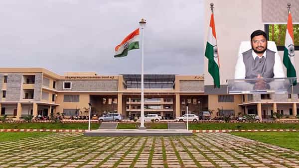 Telangana: ఉద్యోగులను పరుగులు పెట్టిస్తున్న జిల్లా కలెక్టర్.. ఏకంగా 31 మందికి షోకాస్ నోటీసులు..!