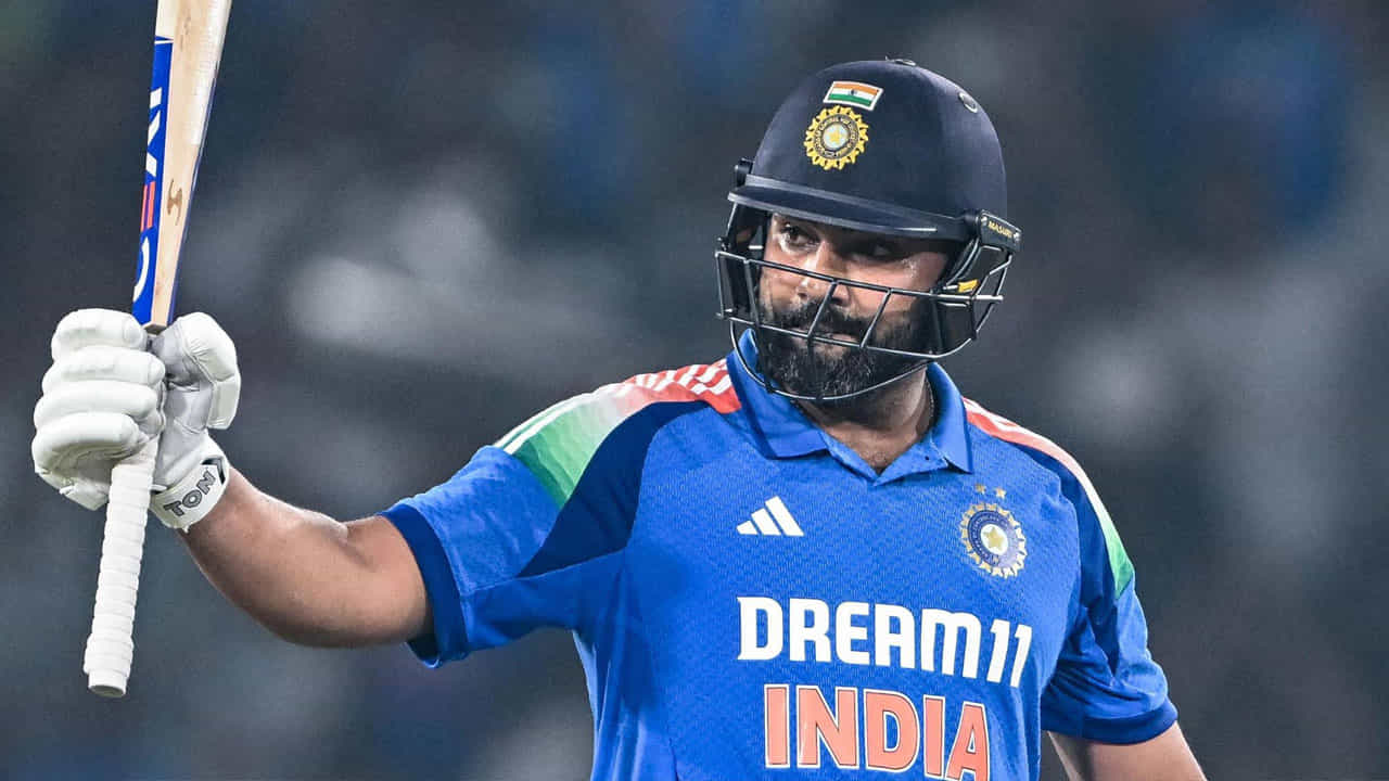 Rohit Sharma Fastest ODI Hundreds: కటక్లో ఇంగ్లాండ్తో జరిగిన రెండో వన్డే మ్యాచ్లో రోహిత్ శర్మ బలమైన బ్యాటింగ్ను ప్రదర్శించాడు. రోహిత్ అద్భుతమైన ఇన్నింగ్స్ కారణంగా, భారత జట్టు 305 పరుగుల లక్ష్యాన్ని సులభంగా సాధించింది. వరుసగా రెండో వన్డేలో విజయం సాధించడం ద్వారా, భారత్ సిరీస్ను కూడా కైవసం చేసుకుంది.