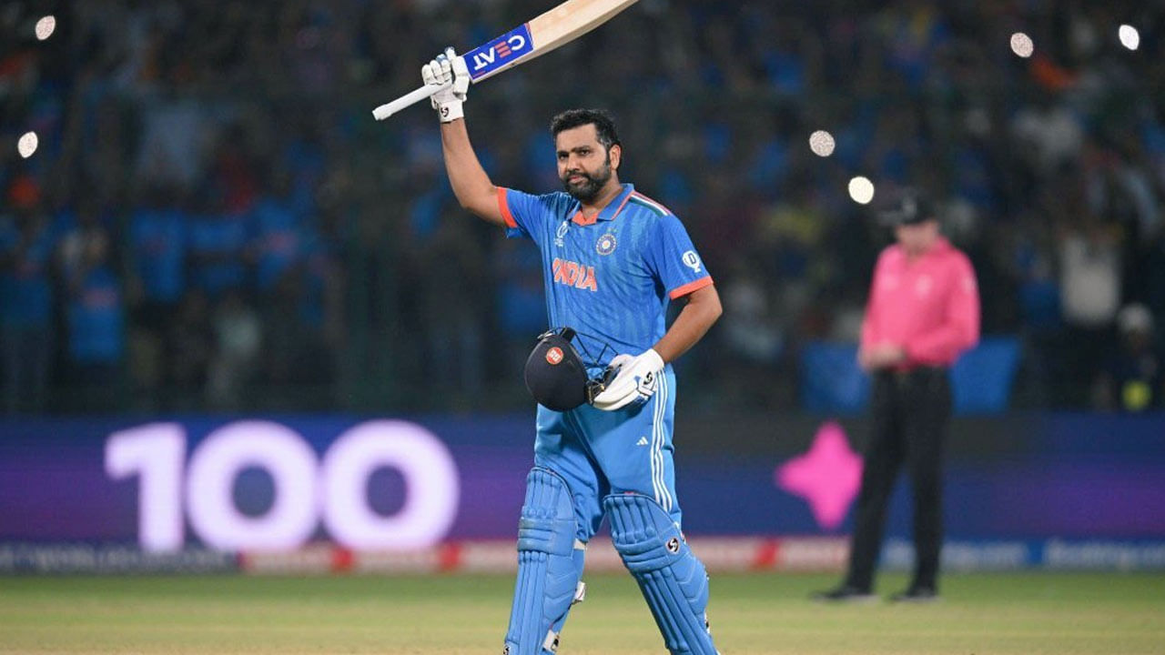 కెప్టెన్గా రోహిత్ తన 138వ మ్యాచ్ల్లో 100 విజయాల ఘనతను సాధించాడు. రోహిత్ శర్మ విజయంలో 12 టెస్టులు, 38 వన్డేలు, 50 టీ20 విజయాలు ఉన్నాయి. దీనితో పాటు, అతను తన పేరు మీద అత్యంత వేగంగా 100 విజయాలు సాధించిన రికార్డును కూడా సృష్టించాడు. ఆస్ట్రేలియా దిగ్గజం రికీ పాంటింగ్ కూడా 138 మ్యాచ్ల్లో 100 విజయాలు నమోదు చేశాడు. కానీ, పాంటింగ్, రోహిత్ విజయాల మధ్య తేడా ఉంది. పాంటింగ్ 30 ఏళ్లకు ముందే ఈ ఘనత సాధించాడు. రోహిత్ 30 ఏళ్ల తర్వాత ఈ ఘనత సాధించాడు. ఈ విధంగా, ఈ వయసులో ఈ ఘనత సాధించిన ప్రపంచంలోనే తొలి కెప్టెన్గా రోహిత్ నిలిచాడు.