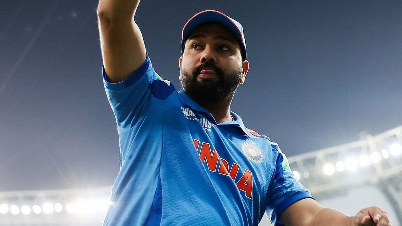 Rohit Sharma Equals Ricky Ponting World Record: ఛాంపియన్స్ ట్రోఫీ 2025లో ఫిబ్రవరి 20, గురువారం బంగ్లాదేశ్పై భారత్ ఆరు వికెట్ల తేడాతో విజయం సాధించింది. దుబాయ్లో జరిగిన ఈ మ్యాచ్లో రోహిత్ తన పేరిట మరో రికార్డు సృష్టించాడు. బంగ్లాదేశ్పై ఈ విజయంతో, రోహిత్ శర్మ అంతర్జాతీయ క్రికెట్లో కెప్టెన్గా 100వ విజయాన్ని నమోదు చేశాడు. దీనితో, అతను మూడు ఫార్మాట్లలో కెప్టెన్గా 100 లేదా అంతకంటే ఎక్కువ విజయాలు సాధించిన నాల్గవ భారతీయుడు అయ్యాడు. ఎంఎస్ ధోని, మహ్మద్ అజారుద్దీన్, విరాట్ కోహ్లీ తర్వాత ఈ ఘనత సాధించిన నాల్గవ భారతీయుడు అయ్యాడు.