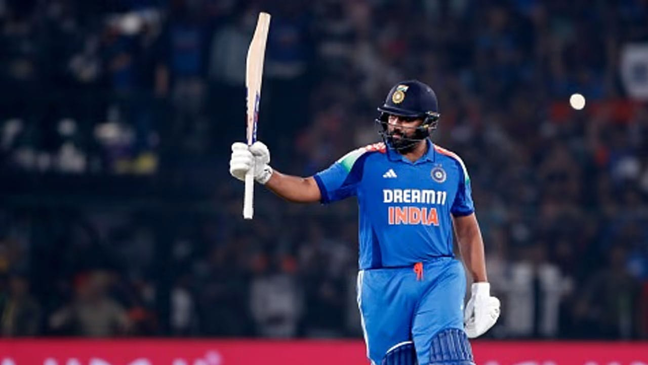 ఈ మ్యాచ్లో రోహిత్ చాలా కాలం తర్వాత చాలా ఫాంలోకి వచ్చాడు. ఈ మ్యాచ్లో అతను సెంచరీ సాధించాడు. రోహిత్ తన సెంచరీ ఇన్నింగ్స్లో అనేక రికార్డులు సృష్టించాడు. రోహిత్ ఈ సెంచరీ చాలా తక్కువ బంతుల్లోనే రావడం గమనార్హం. ఈ సిరీస్లో, రోహిత్ వన్డేల్లో చేసిన మూడు వేగవంతమైన సెంచరీలను ఓసారి పరిశీలిద్దాం..