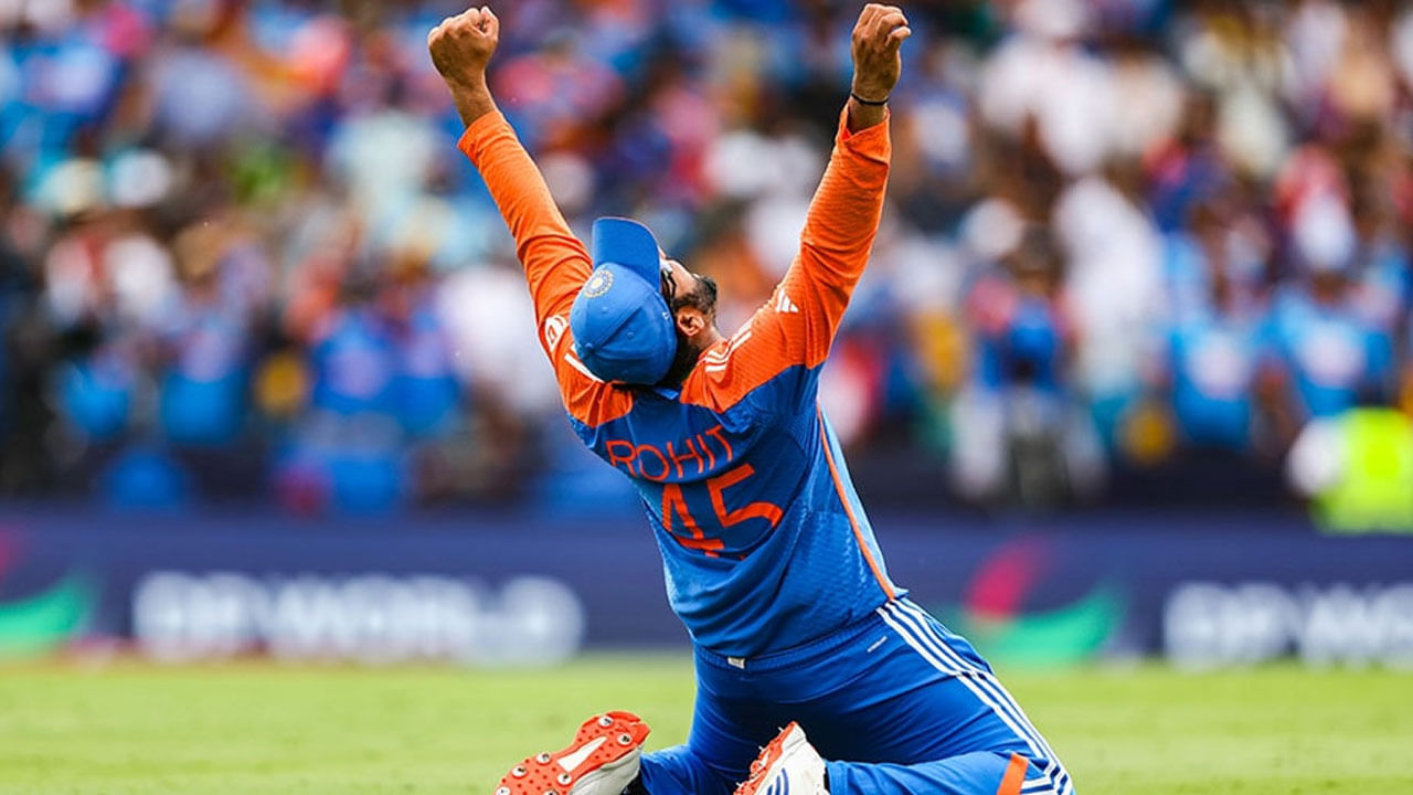 2 vs ఇంగ్లాండ్ (76 బంతులు): కటక్ మైదానంలో ఇంగ్లాండ్తో జరిగిన మ్యాచ్లో రోహిత్ కేవలం 76 బంతుల్లోనే సెంచరీ పూర్తి చేశాడు. రోహిత్ తన సెంచరీని పూర్తి చేయడానికి ఏడు సిక్సర్లు కొట్టాడు. వన్డే క్రికెట్లో ఇది అతని రెండవ వేగవంతమైన సెంచరీ. ఈ మ్యాచ్లో రోహిత్ 90 బంతుల్లో 119 పరుగులు చేశాడు. ఇందులో 12 ఫోర్లు, ఏడు సిక్సర్లు ఉన్నాయి. చాలా కాలం తర్వాత వచ్చిన ఈ సెంచరీతో రోహిత్ విమర్శకుల నోళ్లను మూయించాడు. అతని అభిమానులకు కూడా చాలా ఆనందాన్ని అందించాడు.