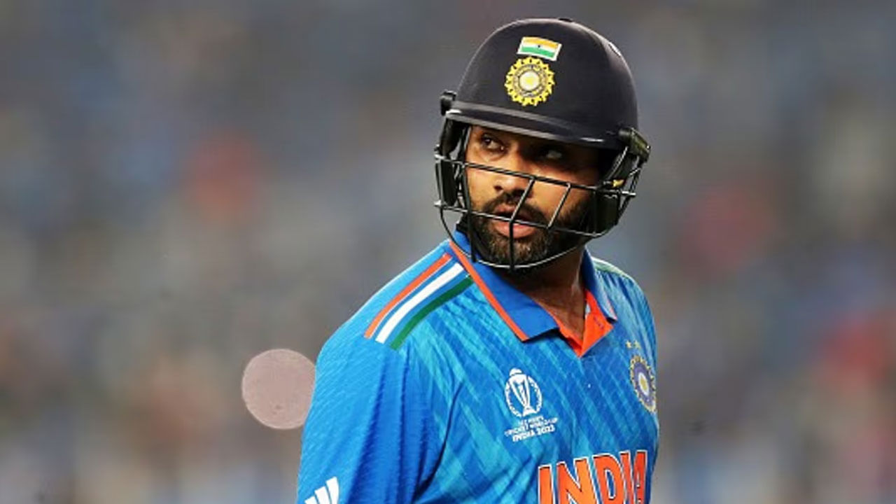 1 vs ఆఫ్ఘనిస్తాన్ (63 బంతులు): 2023లో జరిగిన ODI ప్రపంచ కప్లో రోహిత్ భిన్నమైన శైలిలో కనిపించాడు. అన్ని మ్యాచ్లలో, రోహిత్ మొదటి బంతి నుంచే దూకుడుగా ఆడాడు. ఢిల్లీలో ఆఫ్ఘనిస్తాన్తో జరిగిన గ్రూప్ దశ మ్యాచ్లో భారత్కు 273 పరుగుల లక్ష్యాన్ని నిర్దేశించారు. ప్రతిస్పందనగా, రోహిత్ భారత్కు అద్భుతమైన ఆరంభాన్ని ఇచ్చాడు. రోహిత్ కేవలం 63 బంతుల్లోనే సెంచరీ సాధించి ఆఫ్ఘనిస్తాన్కు ఎలాంటి అవకాశాన్ని వదలలేదు. వన్డే క్రికెట్లో రోహిత్ చేసిన అత్యంత వేగవంతమైన సెంచరీ ఇదే. ఈ మ్యాచ్లో రోహిత్ 84 బంతుల్లో 131 పరుగులు చేశాడు. అతను తన ఇన్నింగ్స్లో 16 ఫోర్లు, ఐదు సిక్సర్లు కొట్టాడు.