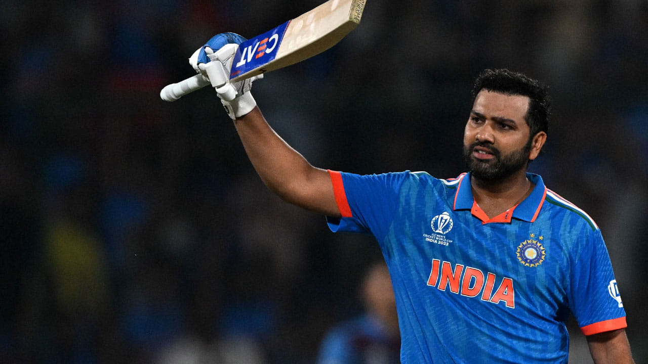 3. vs ఇంగ్లాండ్ (82 బంతులు): 2018లో ఇంగ్లాండ్ పర్యటనలోని తొలి వన్డే మ్యాచ్లో భారత జట్టు 269 పరుగుల లక్ష్యాన్ని ఛేదించింది. Rటువంటి పరిస్థితిలో, రోహిత్ కేవలం 82 బంతుల్లోనే సెంచరీ సాధించాడు. ఈ అద్భుతమైన ఇన్నింగ్స్తో, అతను మ్యాచ్లో భారతదేశాన్ని చాలా సులభంగా విజయానికి నడిపించాడు. వన్డేల్లో రోహిత్ చేసిన మూడో వేగవంతమైన సెంచరీ ఇది. న్యూజిలాండ్తో జరిగిన వన్డే క్రికెట్లో అతను 82 బంతుల్లో సెంచరీ కూడా చేశాడు. 2023లో ఇండోర్ మైదానంలో న్యూజిలాండ్పై రోహిత్ ఇలా చేశాడు.