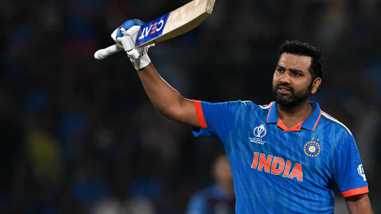 3. vs ఇంగ్లాండ్ (82 బంతులు): 2018లో ఇంగ్లాండ్ పర్యటనలోని తొలి వన్డే మ్యాచ్లో భారత జట్టు 269 పరుగుల లక్ష్యాన్ని ఛేదించింది. Rటువంటి పరిస్థితిలో, రోహిత్ కేవలం 82 బంతుల్లోనే సెంచరీ సాధించాడు. ఈ అద్భుతమైన ఇన్నింగ్స్తో, అతను మ్యాచ్లో భారతదేశాన్ని చాలా సులభంగా విజయానికి నడిపించాడు. వన్డేల్లో రోహిత్ చేసిన మూడో వేగవంతమైన సెంచరీ ఇది. న్యూజిలాండ్తో జరిగిన వన్డే క్రికెట్లో అతను 82 బంతుల్లో సెంచరీ కూడా చేశాడు. 2023లో ఇండోర్ మైదానంలో న్యూజిలాండ్పై రోహిత్ ఇలా చేశాడు.