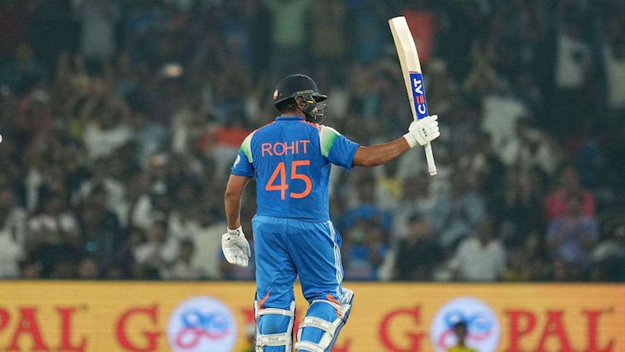 3. రోహిత్ శర్మ - 49 సెంచరీలు: ఈ జాబితాలో టీమిండియా ప్రస్తుత టెస్ట్, వన్డే కెప్టెన్ రోహిత్ శర్మ మూడో స్థానానికి చేరుకున్నాడు. అతను భారతదేశం తరపున మొత్తం 49 సెంచరీలు చేశాడు. రోహిత్ శర్మ ఇప్పుడు అంతర్జాతీయ క్రికెట్లో టెస్టులు, వన్డేలు, టీ20లతో సహా మొత్తం 49 సెంచరీలు సాధించాడు. ప్రత్యేకత ఏమిటంటే రోహిత్ శర్మ కూడా తన కెరీర్లో మూడు డబుల్ సెంచరీలు సాధించాడు. భారతదేశంలోనే కాదు, ప్రపంచంలోనే ఈ ఘనత సాధించిన ఏకైక బ్యాట్స్మన్ అతను. అతని ఈ రికార్డును ఎవరూ బద్దలు కొట్టలేకపోయారు.