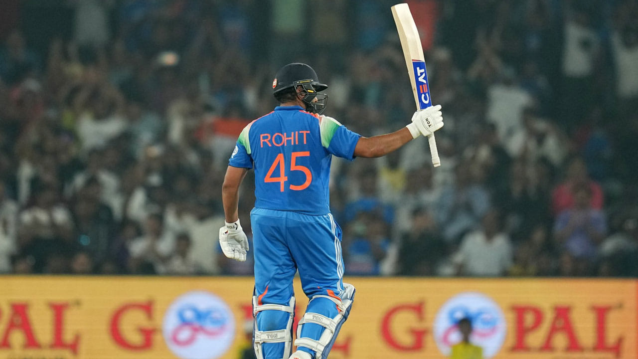 1. రోహిత్ శర్మ: 2024 సంవత్సరంలో బోర్డర్ గవాస్కర్ ట్రోఫీలో టీమిండియా కెప్టెన్ రోహిత్ శర్మ బ్యాట్ మౌనంగా ఉండిపోయింది. అయితే, ఇంగ్లాండ్‌తో జరిగిన కటక్ వన్డేలో తుఫాన్ సెంచరీ సాధించాడు. దీంతో ప్రత్యర్థి జట్ల బౌలర్లలో భయాన్ని సృష్టించాడు. రోహిత్ బ్యాట్ ఫాంలో ఉన్నప్పుడు ప్రత్యర్థి జట్టుకు ఇబ్బందులు తప్పవు. ఛాంపియన్స్ ట్రోఫీ ప్రారంభానికి ముందే రోహిత్ శర్మ తిరిగి ఫామ్‌లోకి వచ్చాడు. అతను కేవలం 90 బంతుల్లో 119 పరుగులు చేసి రికార్డు స్థాయిలో సెంచరీ ఇన్నింగ్స్ ఆడాడు.