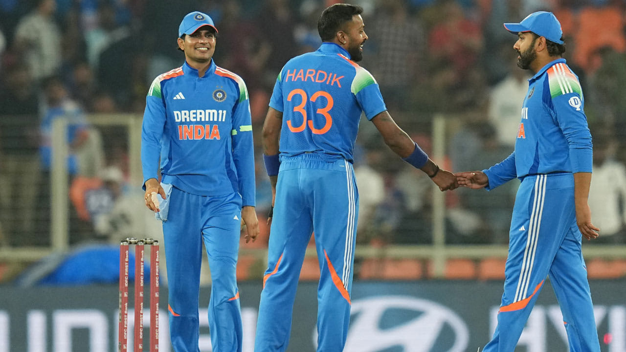 అహ్మదాబాద్ వన్డేలో ఇంగ్లాండ్‌ను 142 పరుగుల తేడాతో ఓడించిన భారత జట్టు.. వన్డే సిరీస్‌ను 3-0తో గెలుచుకుంది. నాగ్‌పూర్, కటక్ తర్వాత, అహ్మదాబాద్‌లో కూడా రోహిత్ సేన ఏకపక్ష విజయం సాధించింది. అహ్మదాబాద్ గురించి చెప్పాలంటే, మొదట బ్యాటింగ్ చేసిన టీం ఇండియా 356 పరుగులు చేయగా, ఇంగ్లీష్ జట్టు కేవలం 214 పరుగులు మాత్రమే చేయగలిగింది. భారత జట్టు సాధించిన ఈ భారీ విజయం తర్వాత, అనేక రికార్డులు నమోదయ్యాయి. అలాగే, మరికొన్ని రికార్డులు బద్దలయ్యాయి. రోహిత్ శర్మ కూడా కెప్టెన్‌గా గొప్ప రికార్డును బద్దలు కొట్టాడు. ధోని, విరాట్‌లను కూడా అధిగమించడం గమనార్హం. అహ్మదాబాద్ వన్డే తర్వాత బద్దలైన 5 రికార్డులను ఓసారి చూద్దాం..