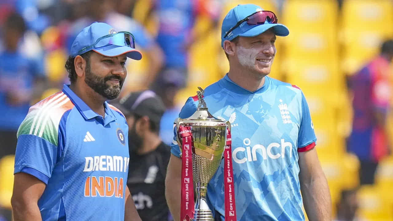 1. రోహిత్ రికార్డు: రోహిత్ శర్మ నాయకత్వంలో టీం ఇండియా నాలుగు ద్వైపాక్షిక వన్డే సిరీస్లను క్లీన్ స్వీప్ చేసిన తొలి భారత కెప్టెన్గా నిలిచాడు. అతను వెస్టిండీస్, శ్రీలంక, న్యూజిలాండ్, ఇప్పుడు ఇంగ్లాండ్పై టీమ్ ఇండియాకు క్లీన్ స్వీప్ విజయాలను అందించాడు. భారత జట్టు ప్రత్యర్థులను మూడుసార్లు క్లీన్ స్వీప్ చేసిన విరాట్ కోహ్లీ, ఎంఎస్ ధోనిలను అతను అధిగమించాడు.