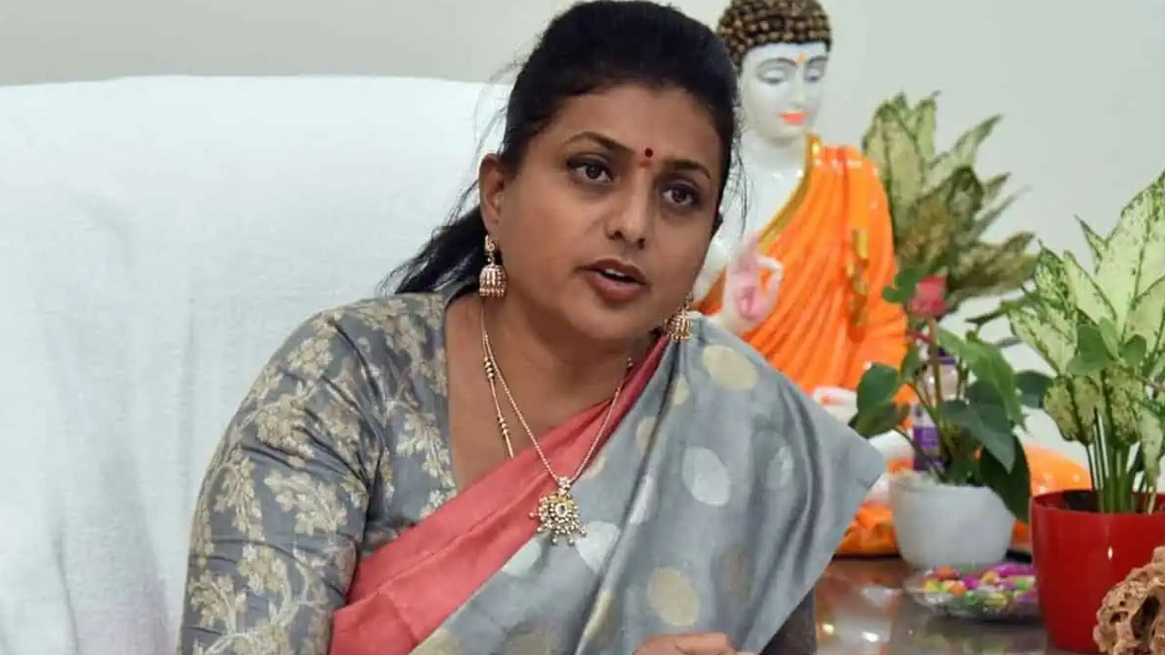 దీంతో షూటింగ్ అయిపోయాక రోజా చరణ్ ను ఆడిస్తూ.. తనతో చాలా సేపు టైమ్ స్పెండ్ చేసేదంట. ఈ విషయాన్ని రోజా ఓ ఇంటర్వ్యూలో చెప్పడంతో ప్రస్తుతం ఈ న్యూస్ నెట్టింట తెగ వైరల్ అవుతోంది.