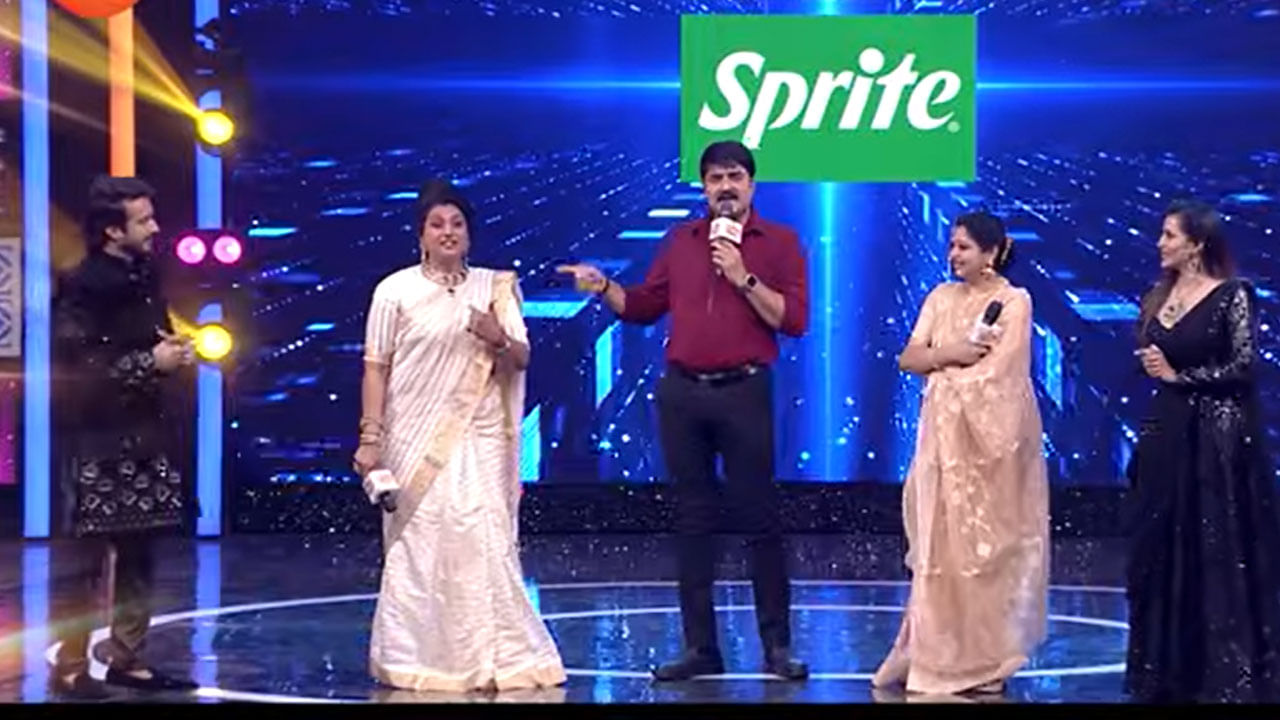 జీ తెలుగు సూపర్ సీరియల్ ఛాంపియన్ షిప్ సీజన్ 4 లోకి ఎంట్రీ ఇచ్చింది. తాజాగా ఈ షోకి సంబంధించి ప్రోమో రిలీజ్ చేసారు. ఇందులో రోజా తన డ్యాన్స్తో అందరినీ ఆకట్టుకుంది. రోజాతో పాటు శ్రీకాంత్ , రాశి ఈ షోలో జడ్జీలుగా ఉండబోతున్నట్లు తెలుస్తుంది. ఈ షో మార్చ్ 2 ఆదివారం సాయంత్రం 6 గంటలకు మొదలుకానుంది. దీంతో మరోసారి రోజా శ్రీకాంత్, రోజాతోపాటు బుల్లితెరపై సందడి చేయనుందంటూ సంతోషం వ్యక్తం చేస్తున్నారు తన ఫ్యాన్స్.