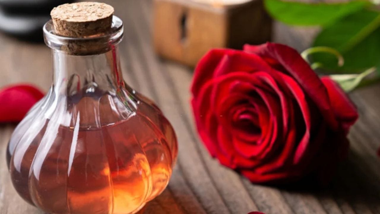 రోజ్ వాటర్‌లో విటమిన్ A, C లు పుష్కలంగా ఉండే కారణంగా ఇది చర్మాన్ని తాజాగా ఉంచుతుంది. దీనిని కళ్లపై అప్లై చేయడం వల్ల నల్లటి వలయాలు తగ్గటమే కాకుండా కళ్ళకు చల్లదనాన్ని అందిస్తుంది. కాటన్‌లో రోజ్ వాటర్ తీసుకుని కళ్లపై ఉంచి 10 నిమిషాలు విడిచిపెట్టాలి. ఇలా రోజూ చేస్తే మంచి ఫలితం కనపడుతుంది.