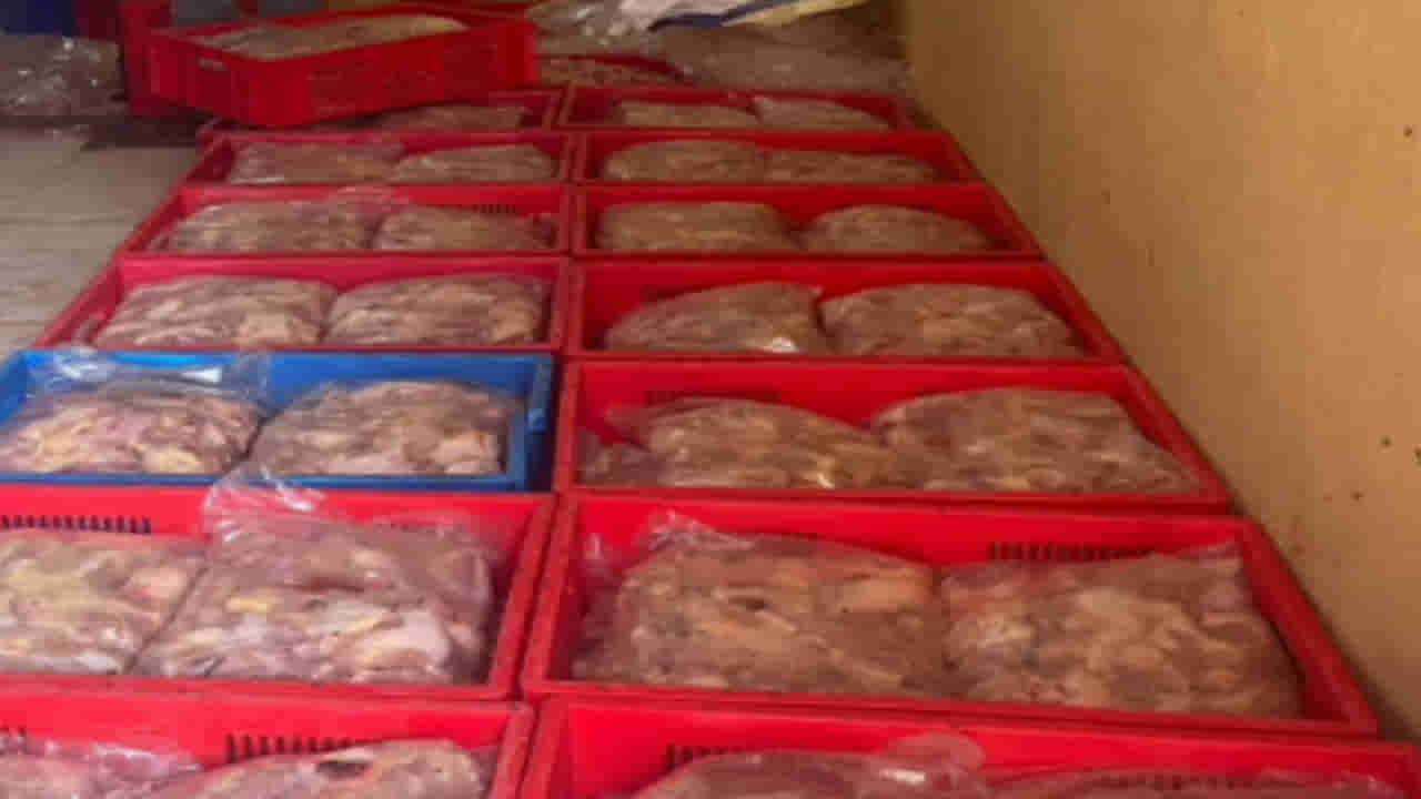 Hyderabad: చికెన్ సెంటర్ లోపలికి వెళ్లిన అధికారులు.. కనిపించింది చూసి వాంతి అయినంత పని