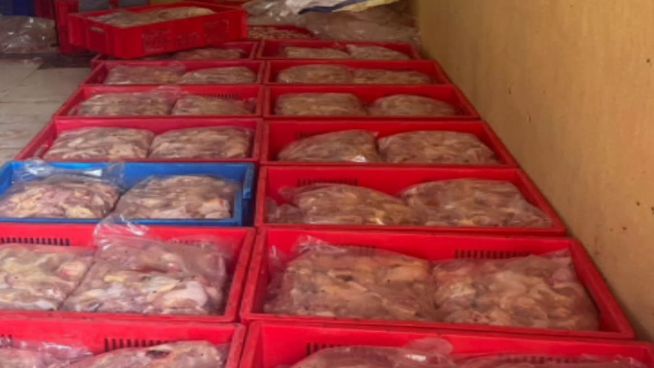 Hyderabad: చికెన్ సెంటర్ లోపలికి వెళ్లిన అధికారులు.. కనిపించింది చూసి వాంతి అయినంత పని