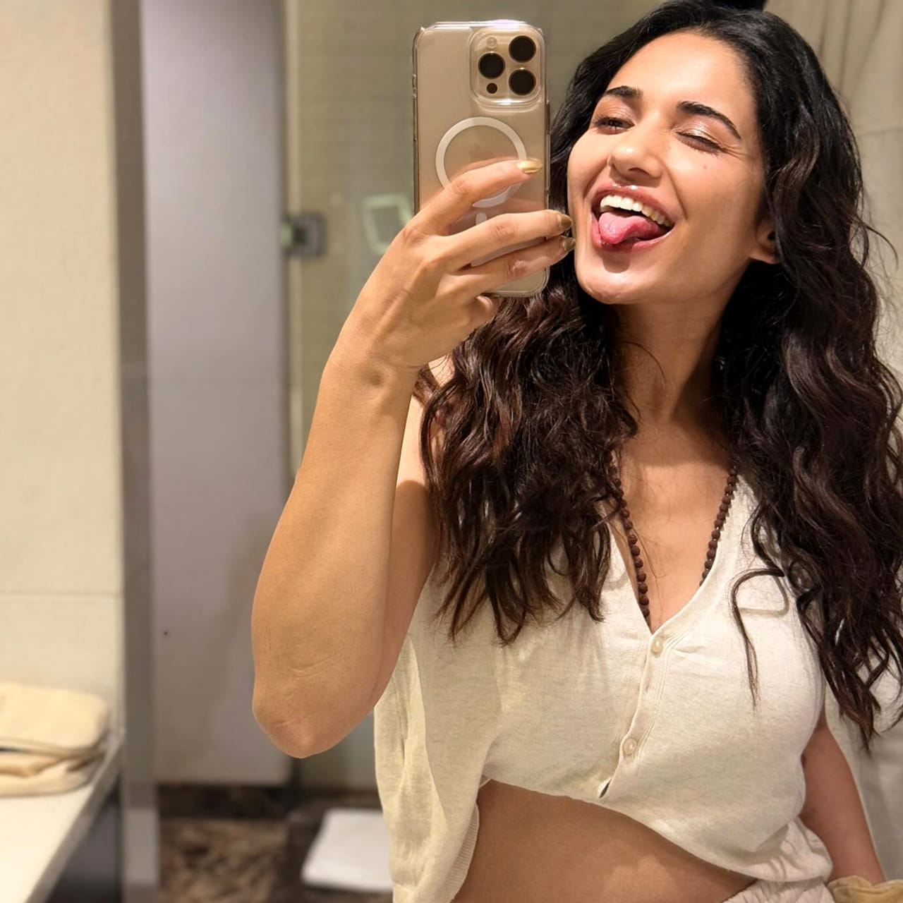 చిలసౌ సినిమాతో తెలుగు ప్రేక్షకులకు పరిచయమైంది హీరోయిన్ రుహానీ శర్మ. మొదటి సినిమాతోనే నటిగా మంచి మార్కులు కొట్టేసింది ఈ సిమ్లా సుందరి. ఆ తర్వాత తెలుగులో అందం, అభినయంతో నటనకు ఆస్కారమున్న చిత్రాల్లో నటించింది.